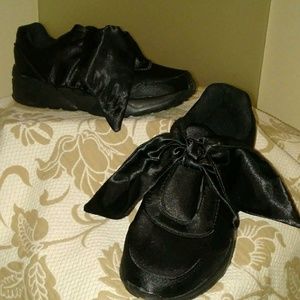 Girl's Black Sneakers w/Satin Bow